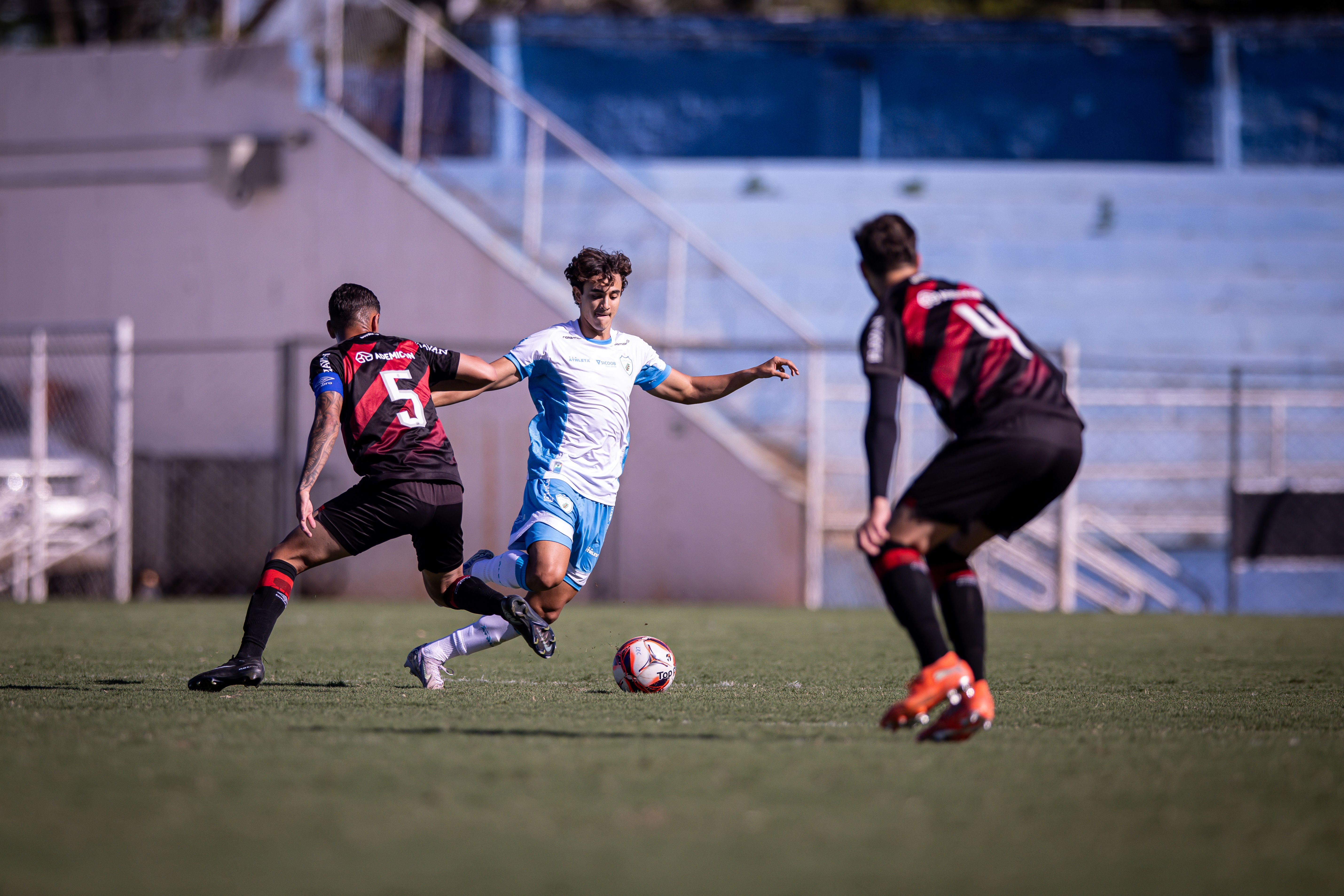 Londrina sofre virada para o Athletico no VGD, mas garante vaga no mata-mata da Copa Paraná